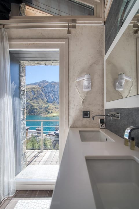 Bathroom, Mountain view