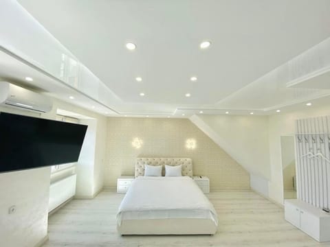 Bed, TV and multimedia, Photo of the whole room, Bedroom