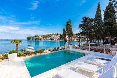 Day, Natural landscape, Sea view, Swimming pool, sunbed