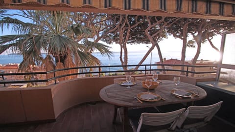 Facade/entrance, Balcony/Terrace, Sea view