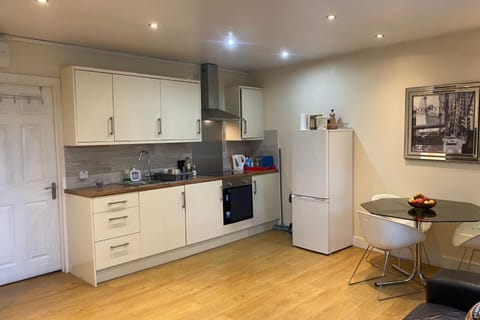 House - Sleeps 2 - Patio - Parking House in High Wycombe