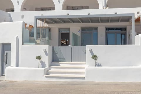 Property building, Patio, Facade/entrance, Balcony/Terrace