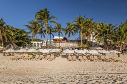Property building, Restaurant/places to eat, Day, Natural landscape, Beach, Sea view, Sunrise, sunbed