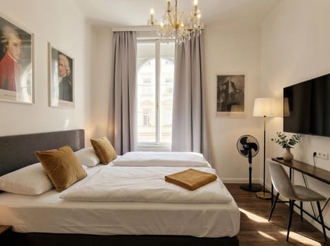 Bed, TV and multimedia, City view