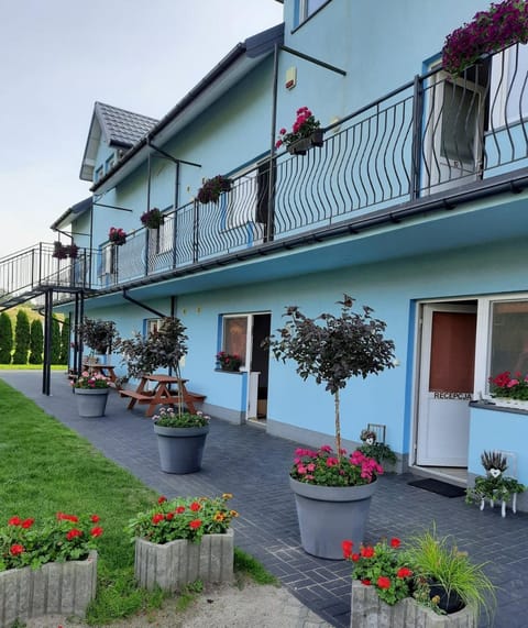 Property building, Patio, Facade/entrance, Garden