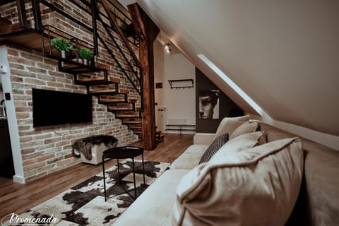 Day, Coffee/tea facilities, Living room, Seating area, Dining area, On site, Mountain view, Street view