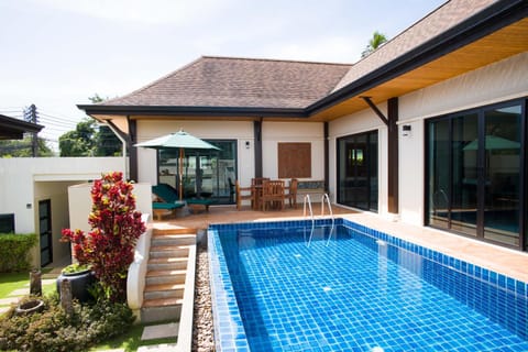 Patio, Pool view, Swimming pool, sunbed