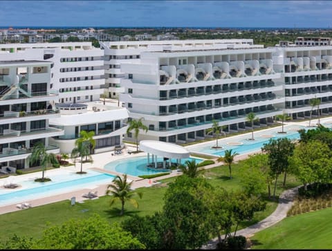 Property building, Restaurant/places to eat, Garden, Lounge or bar, Swimming pool