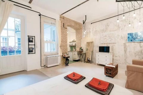 Bed, TV and multimedia, Living room, Seating area, internet
