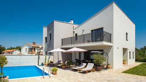 Property building, Garden, Swimming pool, Inner courtyard view