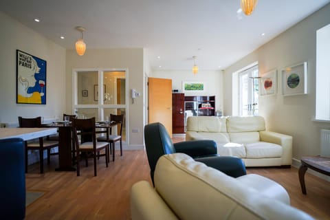 Royal Stuart Lane - Townhouse by the Bay with Parking House in Cardiff