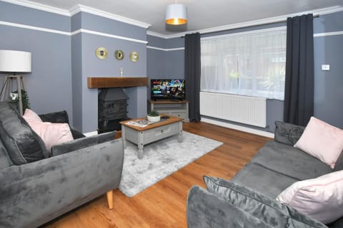 TV and multimedia, Living room, Seating area, Evening entertainment