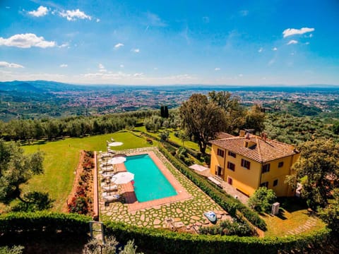Property building, Day, Natural landscape, Bird's eye view, Garden, Garden view, Mountain view, Pool view, Swimming pool, sunbed