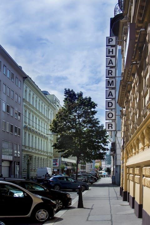 Facade/entrance, Logo/Certificate/Sign, Street view