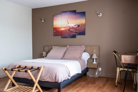 Bed, Photo of the whole room, Bedroom, Swimming pool