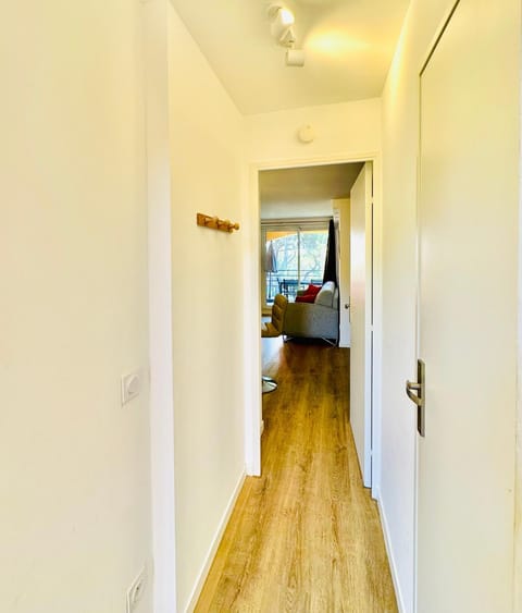 PINEDE PLAGE Vue mer accés direct à la plage de la Badine Clim Jacuzzi piscine Apartment in Hyères