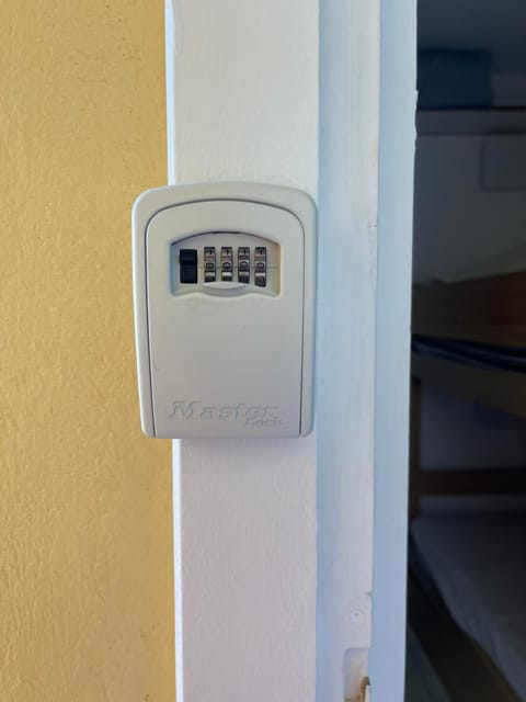 PINEDE PLAGE Vue mer accés direct à la plage de la Badine Clim Jacuzzi piscine Apartment in Hyères