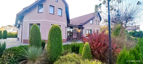 Property building, Spring, Day, Garden, Garden view