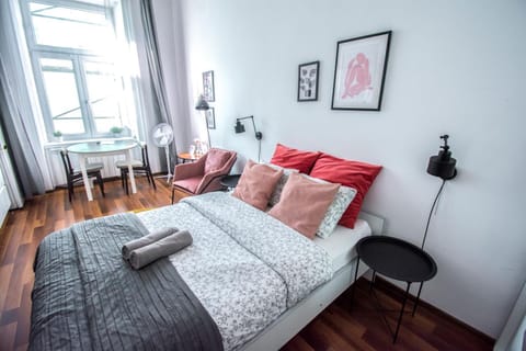 Bed, Living room, Decorative detail, Seating area, Dining area, Bedroom, hair dresser