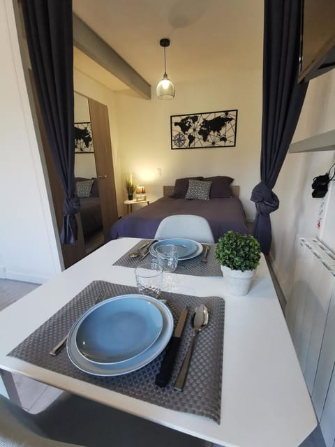 Bed, TV and multimedia, Dining area, Bedroom