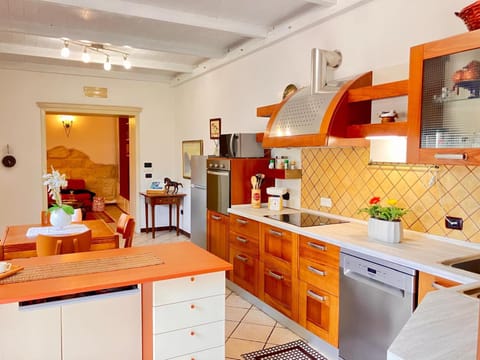 Kitchen or kitchenette, Dining area, dishwasher, stove