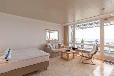 Bed, Photo of the whole room, Seating area, Sea view