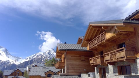 Property building, Nearby landmark, Balcony/Terrace, Mountain view