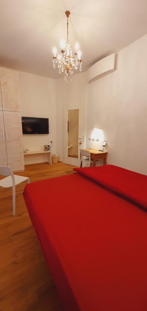 Bed, View (from property/room), Photo of the whole room, Decorative detail, Bedroom, internet, locker, air conditioner