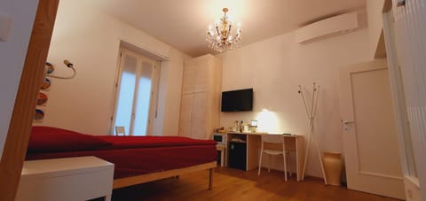 View (from property/room), Photo of the whole room, Decorative detail, Bedroom, Breakfast, internet, locker, air conditioner