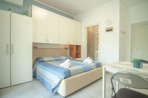 Bed, Kitchen or kitchenette, Seating area, Dining area, Bedroom, wardrobe, air conditioner