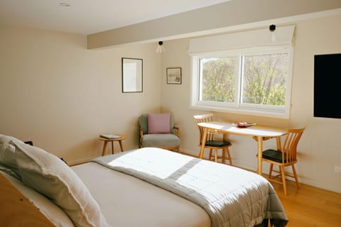 Bed, Dining area