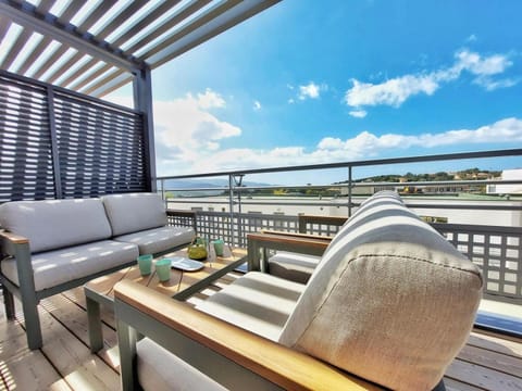 Patio, View (from property/room), Living room, Seating area, Dining area