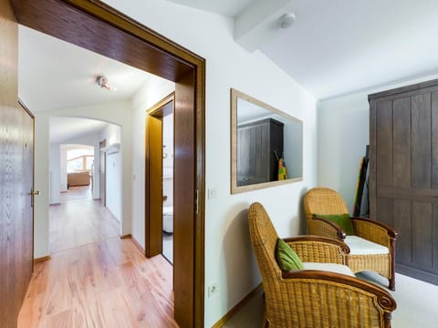 Photo of the whole room, Decorative detail