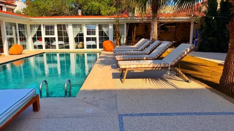 Property building, Restaurant/places to eat, Garden, Garden view, Swimming pool