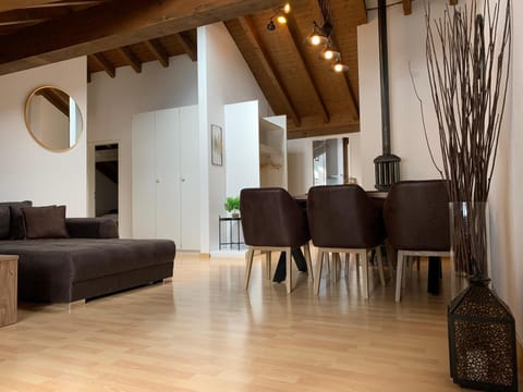 Living room, Seating area, Dining area, internet