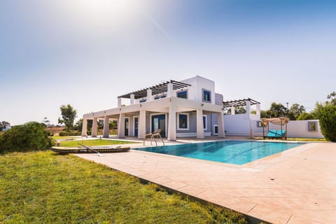 Property building, Garden, Swimming pool