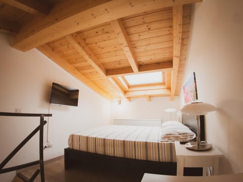 Bed, TV and multimedia, Photo of the whole room, Evening entertainment, Bedroom, hair dresser