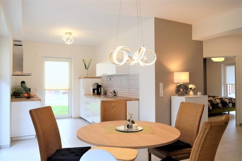 Kitchen or kitchenette, Dining area