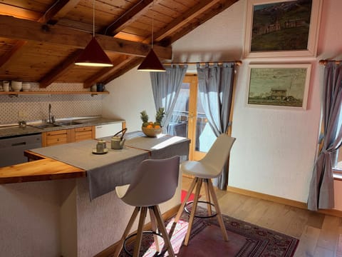 Kitchen or kitchenette, Dining area