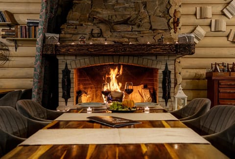 Restaurant/places to eat, Living room, Seating area, fireplace