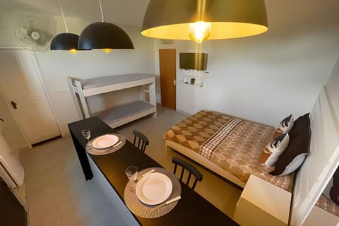 Central Praias Suíte 202 com ar, tv, frigobar, banheiro privativo, espaçosa em frente à praça Apartment in Cabo Frio