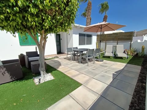 Patio, Garden, Dining area, Garden view, sunbed