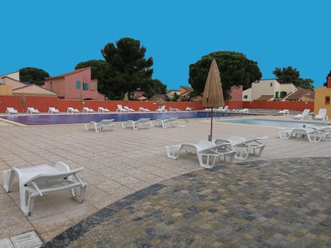Swimming pool, sunbed