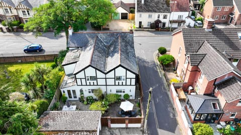 Corner Cottage - character, charm, great location. House in Ringwood