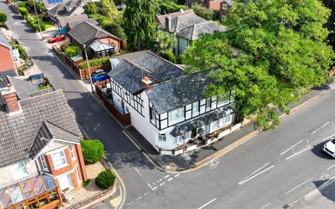 Corner Cottage - character, charm, great location. House in Ringwood