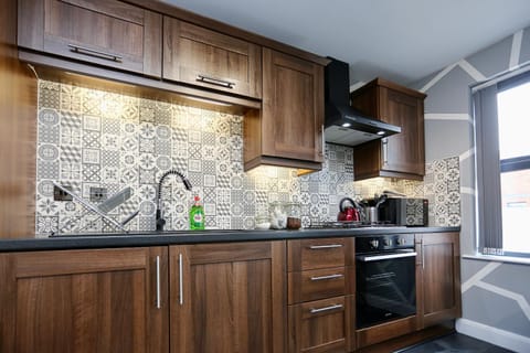 Kitchen or kitchenette, minibar, stove