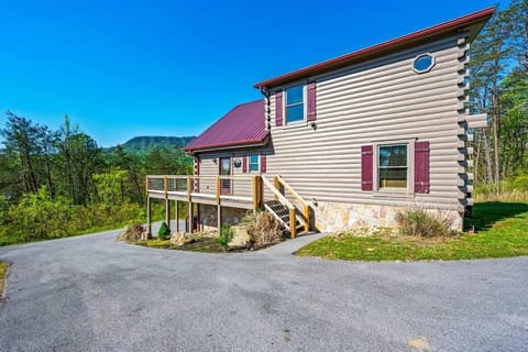 Nothin But A Good Time - Smoky Mountain Family Cabin, Theatre, Hot Tub, FirePit, WiFi Cabin in Sevierville