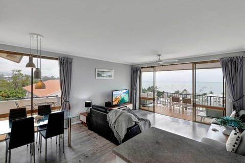 TV and multimedia, View (from property/room), Balcony/Terrace, Seating area, Dining area, Evening entertainment, Sea view