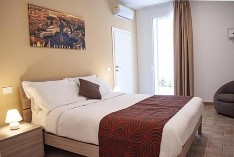 Photo of the whole room, Bedroom, air conditioner