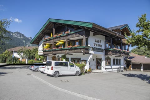 Gasthof-Appartements Vroni - Chiemgau Karte Apartment in Berchtesgadener Land